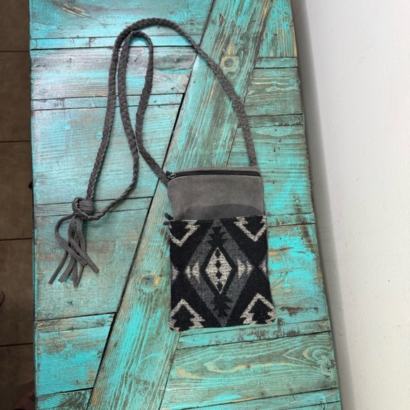 Manitobah Mukluks Suede Pouchette Shoulder Bag Crossbody Grey Aztec Wool - Picture 2 of 12